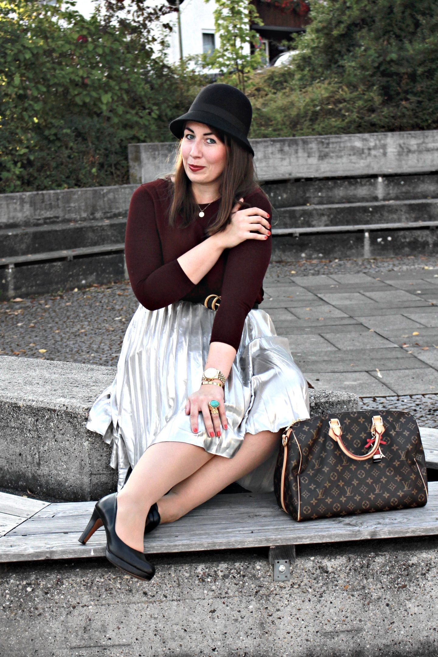 outfit-metallic-plissee-trendfarbe-bordeaux-und-bowler-hat