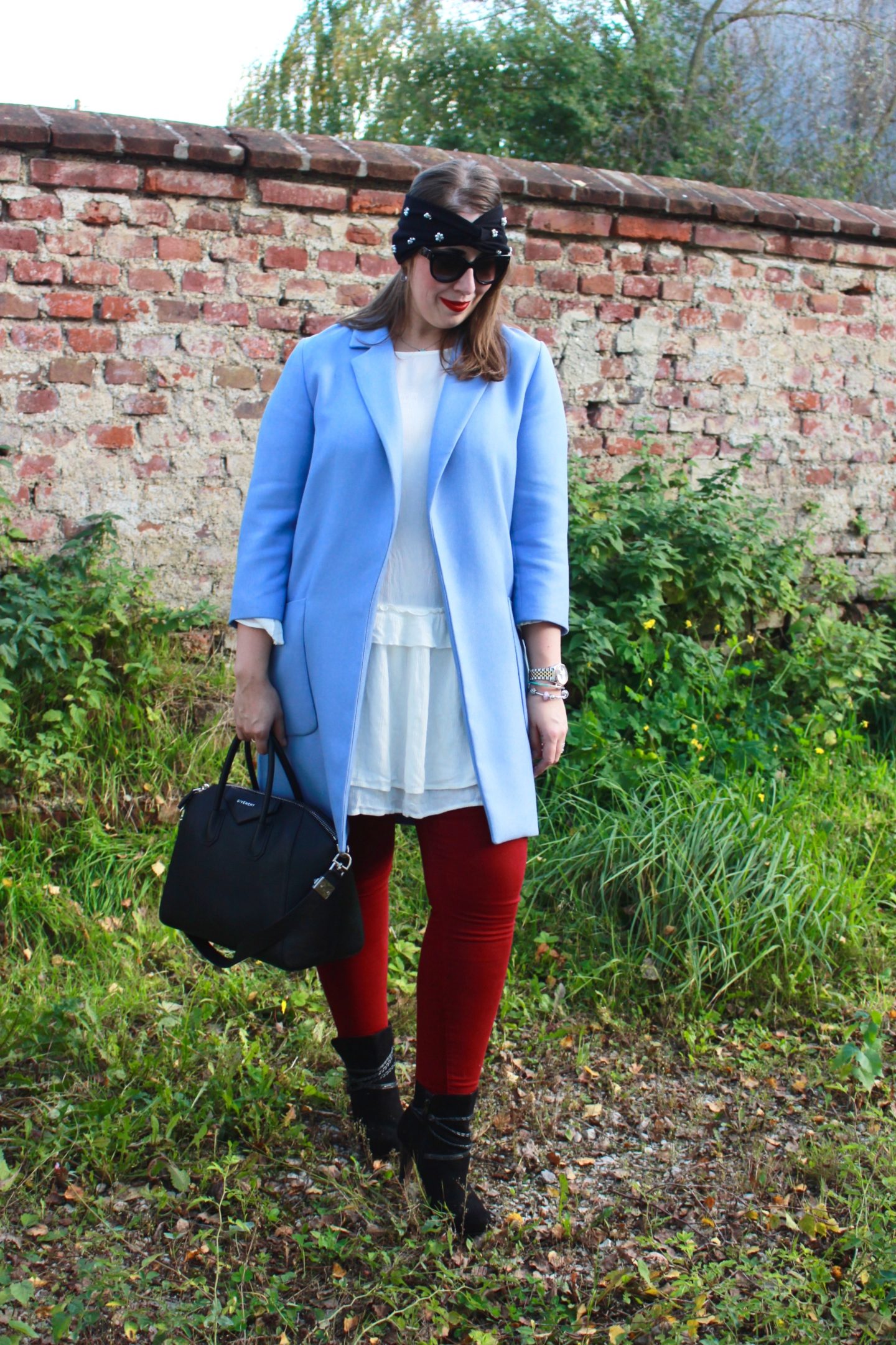 outfit-bordeauxrote-jeans-himmelblauer-mantel-perlen-stirnband-und-givenchy-antigona