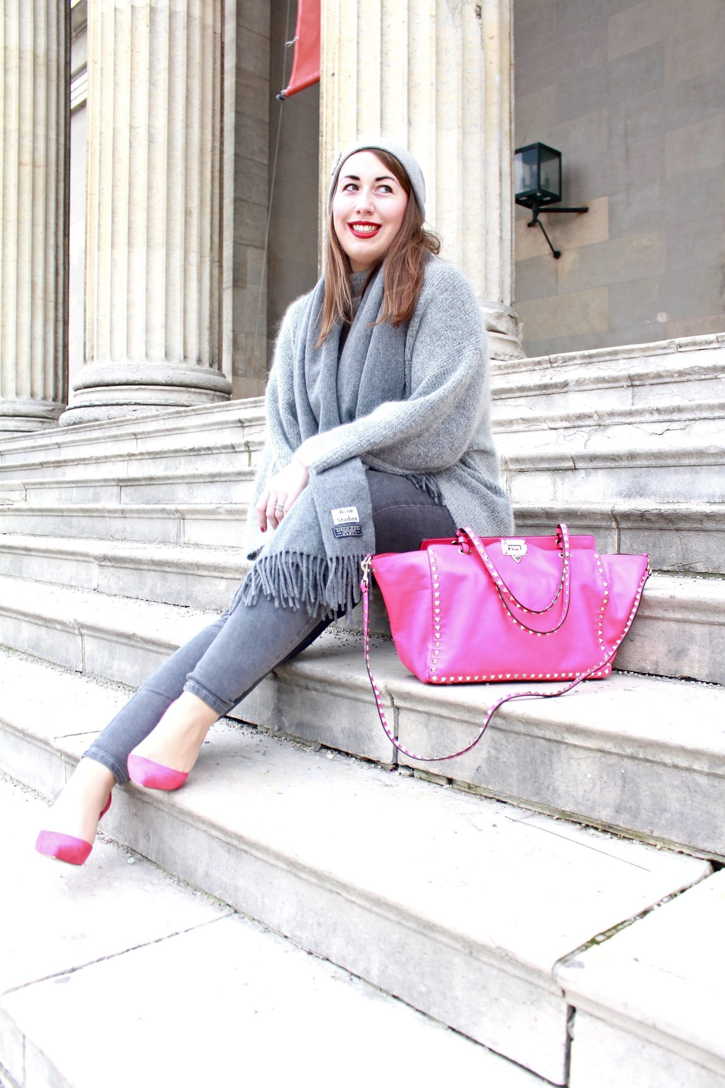 outfit-grau-und-pink-ein-winteroutfit