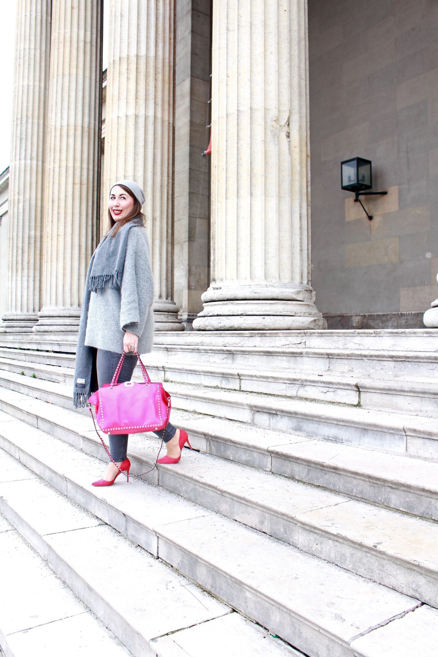 outfit-grau-und-pink-ein-winteroutfit