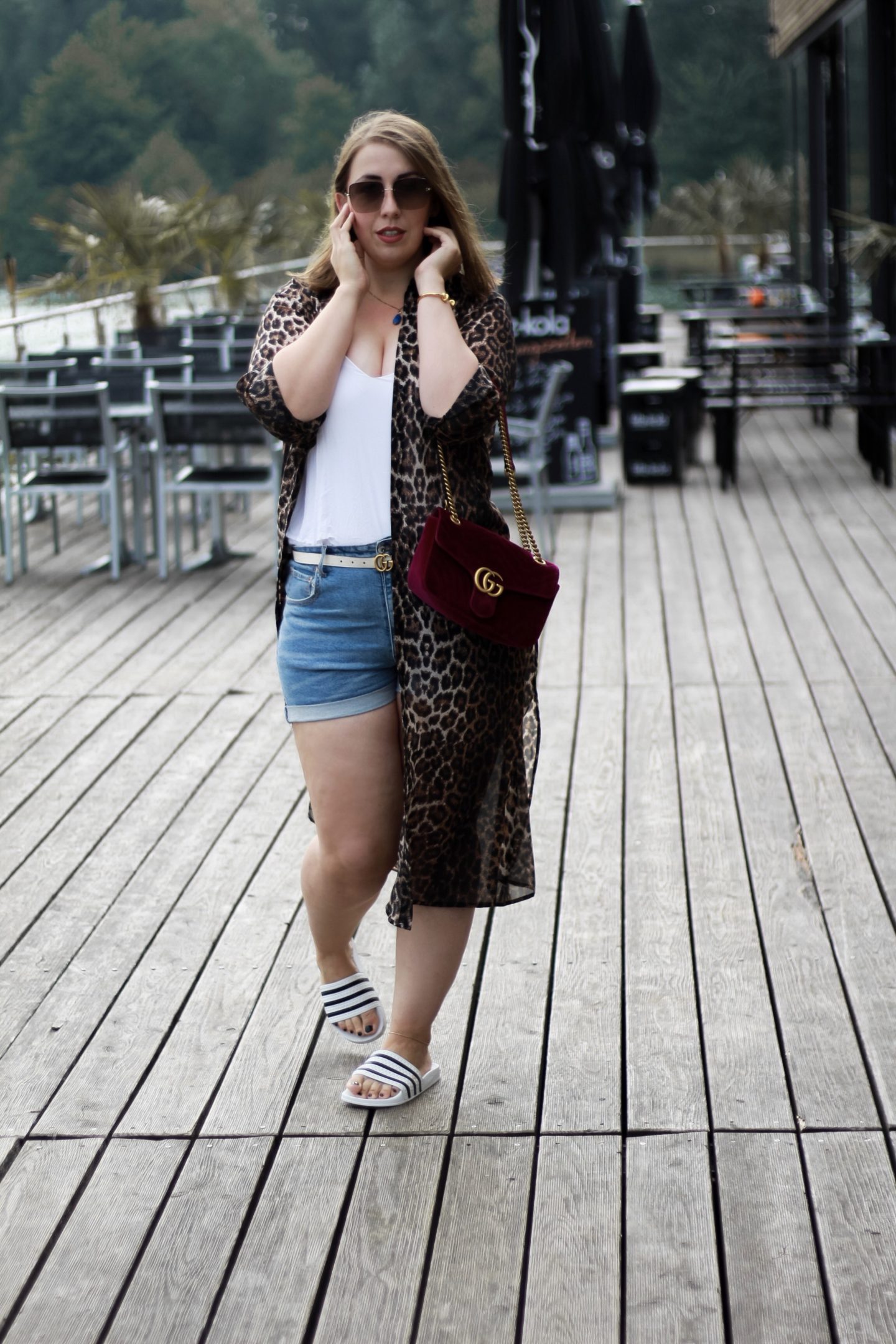 Miss-Suzie-Loves-Leopard-Kimono-Jeans-Shorts-Gucci-Velvet-Marmont-Plussize-Blogger-Susanne-Heidebach-Fashionblogger-Bodypositivity-Leopard-Print-Adidas-Adiletten