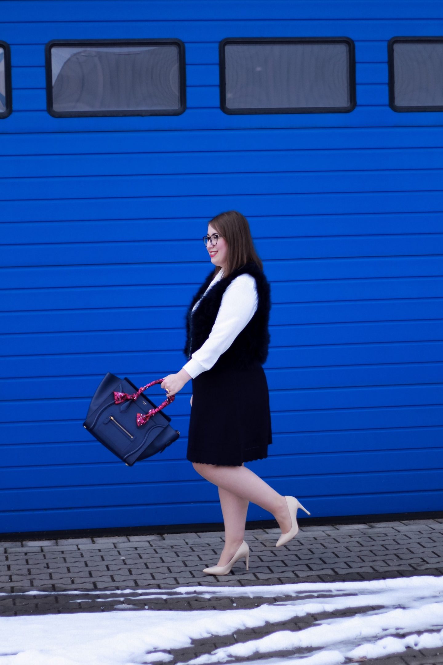 Business-Outfit-Strickrock-Feder-Weste-Celine-Luggage-Miss-Suzie-Loves-Susanne-Heidebach-All-Blue