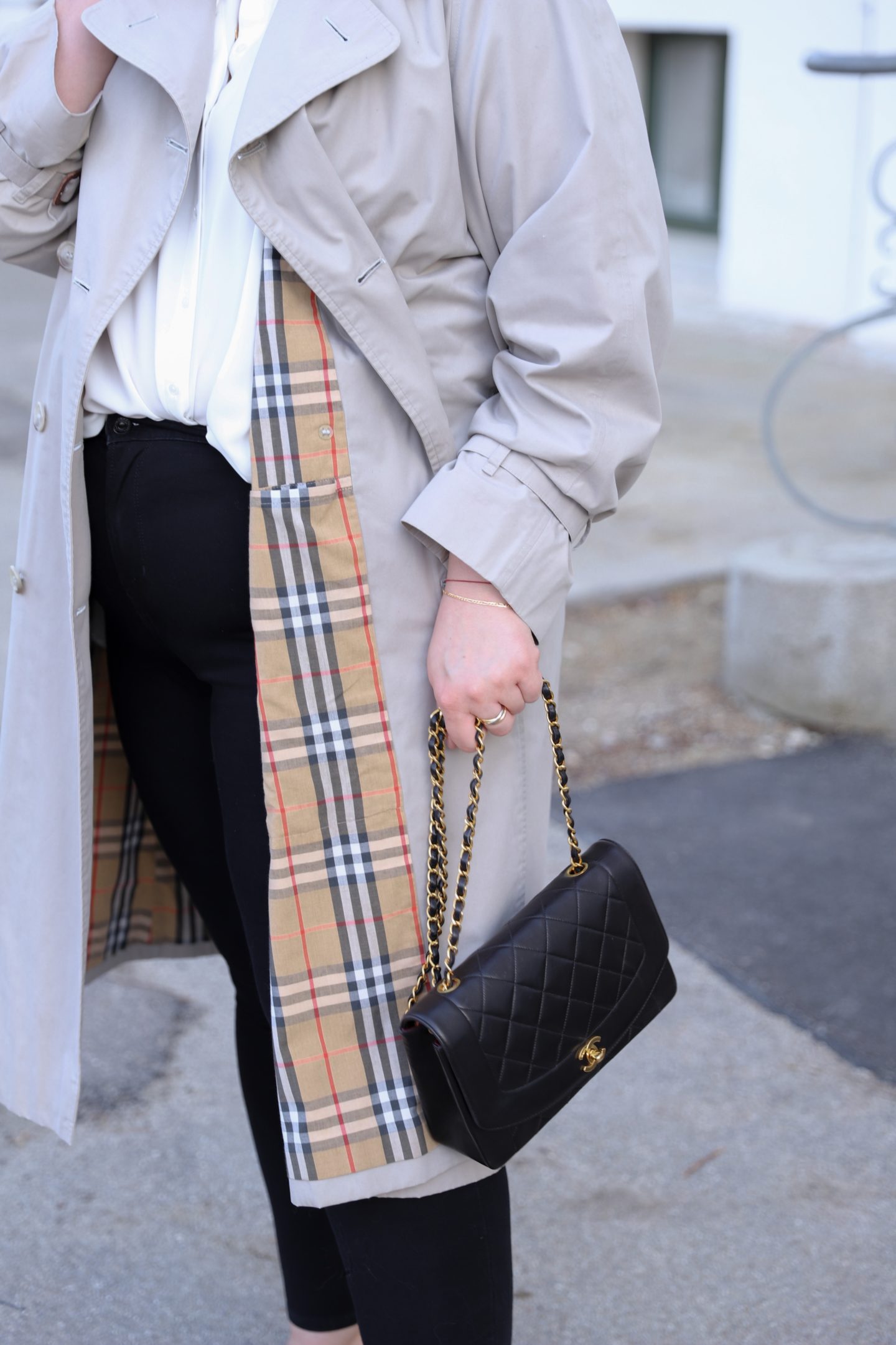 Vintage-Burberry-Trenchcoat-Unisex-beige-Wardrobe-Essential-Investment-Piece-misssuzieloves-Outfitinspiration-Chanel-Diana